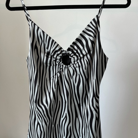 Zebra dress with slit and cut out - Picture 3 of 4